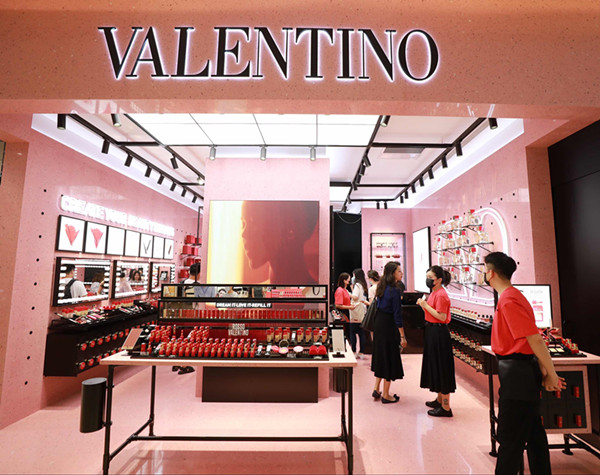 (图:位于杭州武林银泰的华伦天奴专柜)