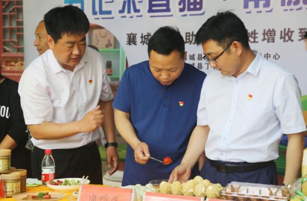 襄城县丁营乡书记直播带货,让红心鸭蛋石磨香油香飘神州