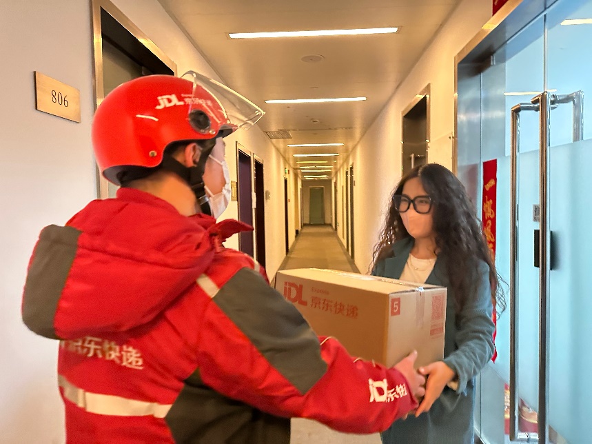 厦门市思明区鼓浪屿岛上的卢先生便收到了京东快递小哥徒步送来的一套