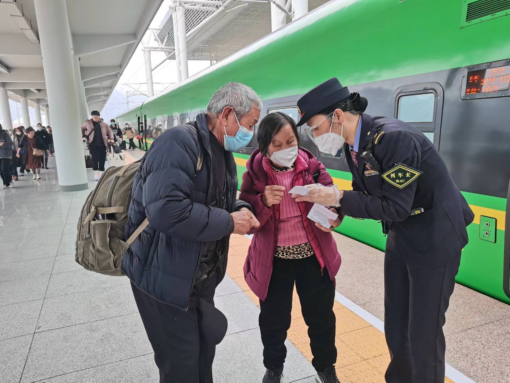 南昌客运段直达车队列车长陈琳雷锋精神永流传