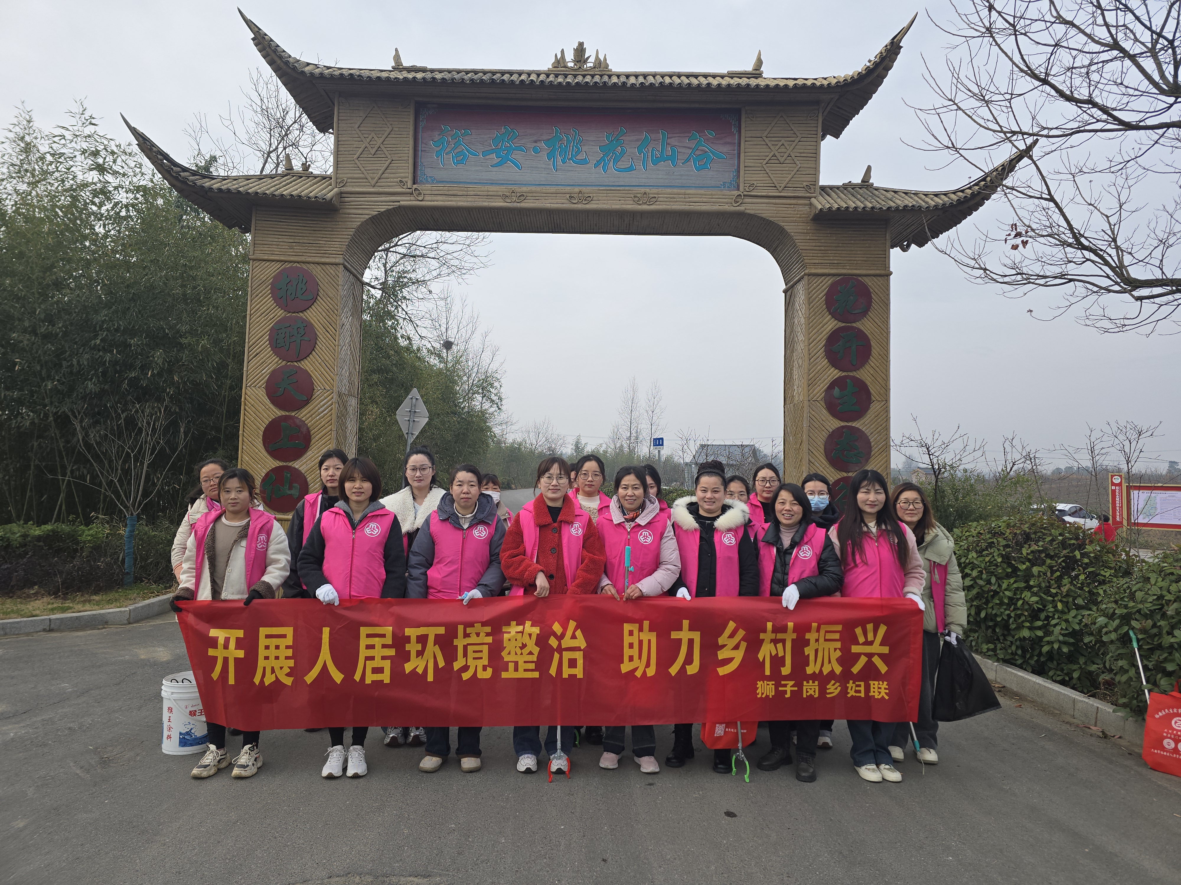 狮子岗乡:清理环境卫生,助力乡村振兴