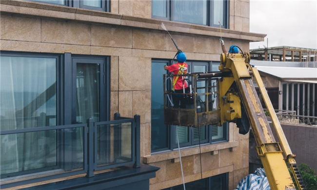 MasterClean专业护航：幕墙清洗找海富，楼宇光彩人人夸！