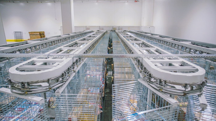 图片为京东位于武汉的大型冷库旋转货架系统之一