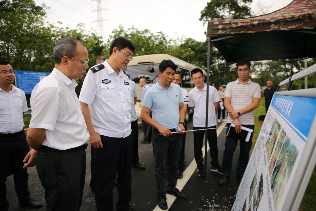 申军)6月7日,海南省副省长,省公安厅党委书记,厅长闫希军率队到定安县
