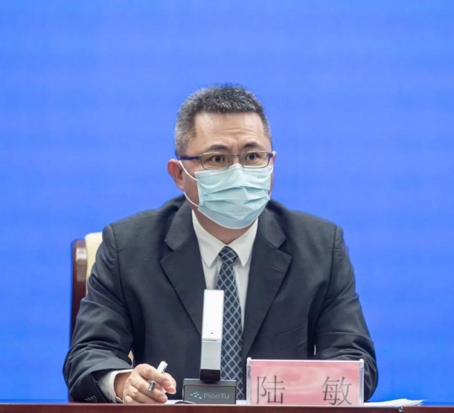 万元免税消费券会上,海口市人民政府副市长陆敏回答消费日报记者提问