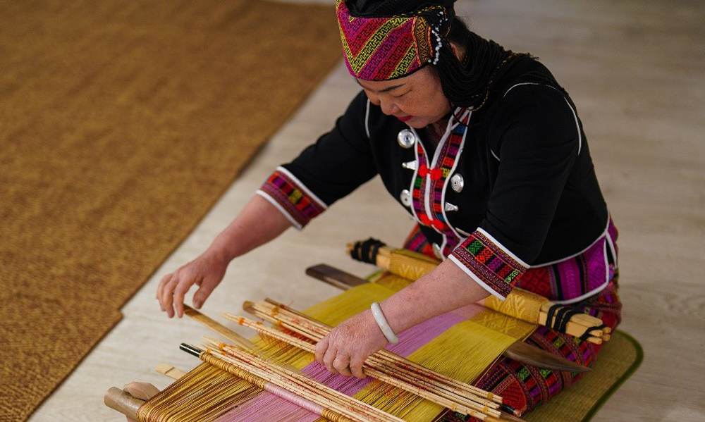 从中国走向世界有3000年活化石美誉的海南黎锦时尚出圈