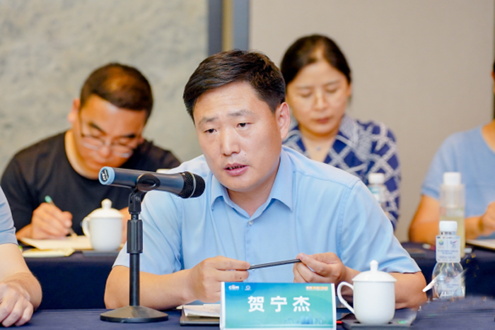 泸水市人民政府党组成员,市政府副市长茶继良介绍了怒江脱贫攻坚纪实