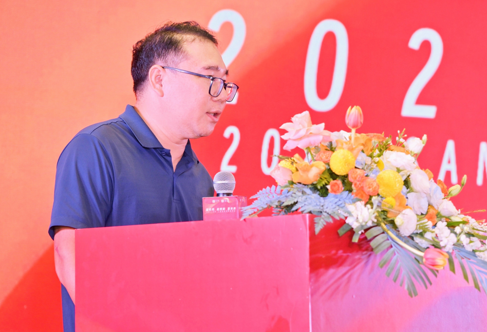 消费日报网>海南播报>行业焦点>三亚房地产中介协会秘书长李晓刚致辞