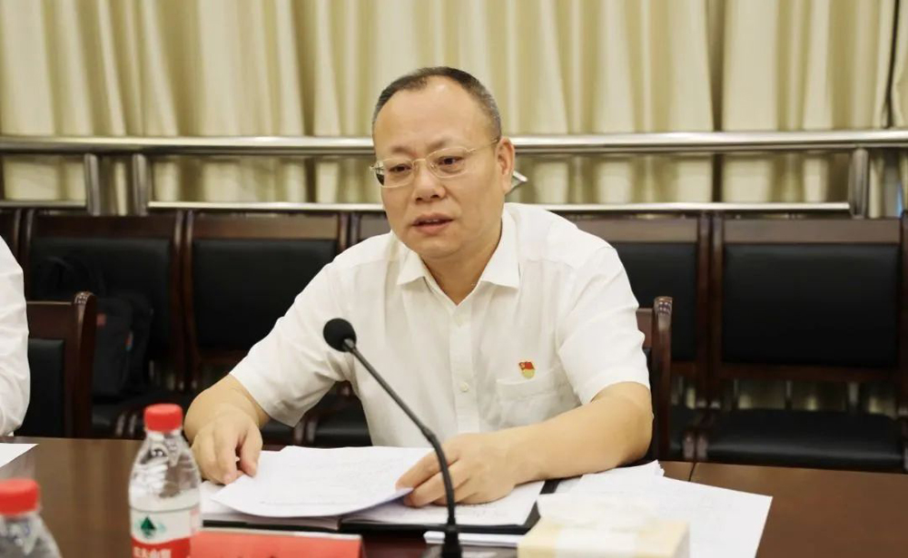 海南定安县委书记到县营商环境建设局开展调研