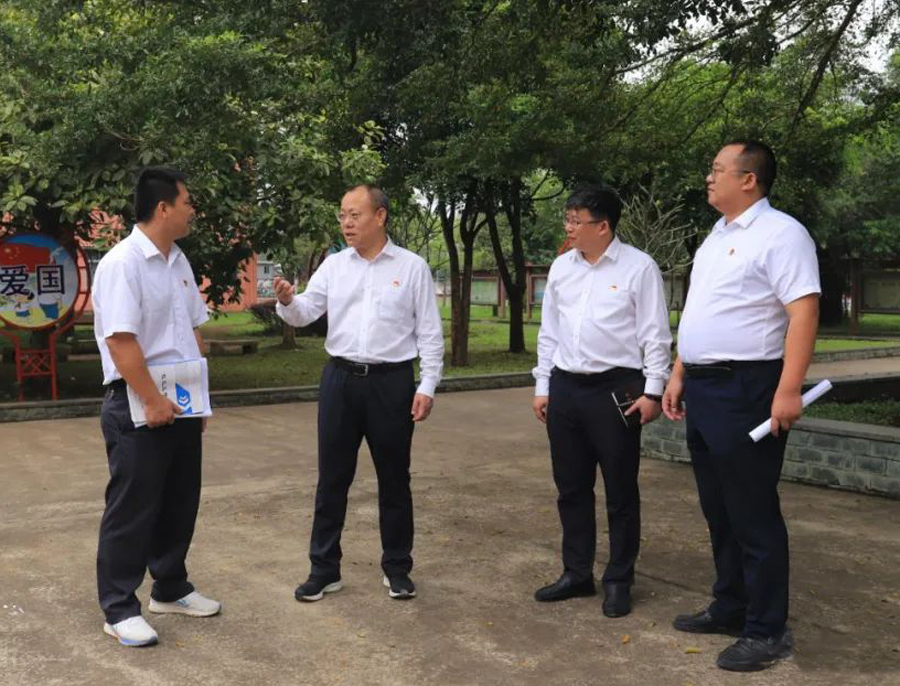 海南省定安县委书记到龙河督导主题教育开展情况并调研经济社会高质量