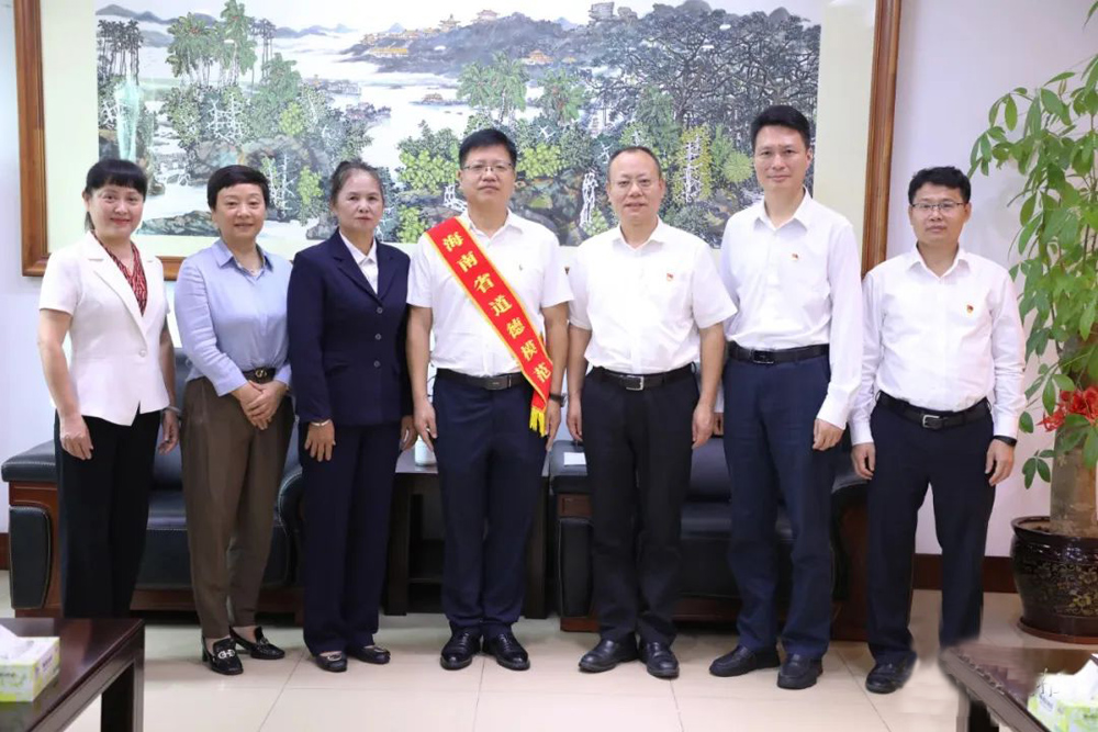 海南省定安县委书记刘峰松和县长冯云飞会见2023年省级精神文明建设