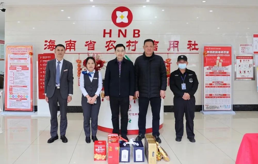消费日报网>海南播报>行业焦点>在海口联社坡道信用社,刘国鑫亲切地与