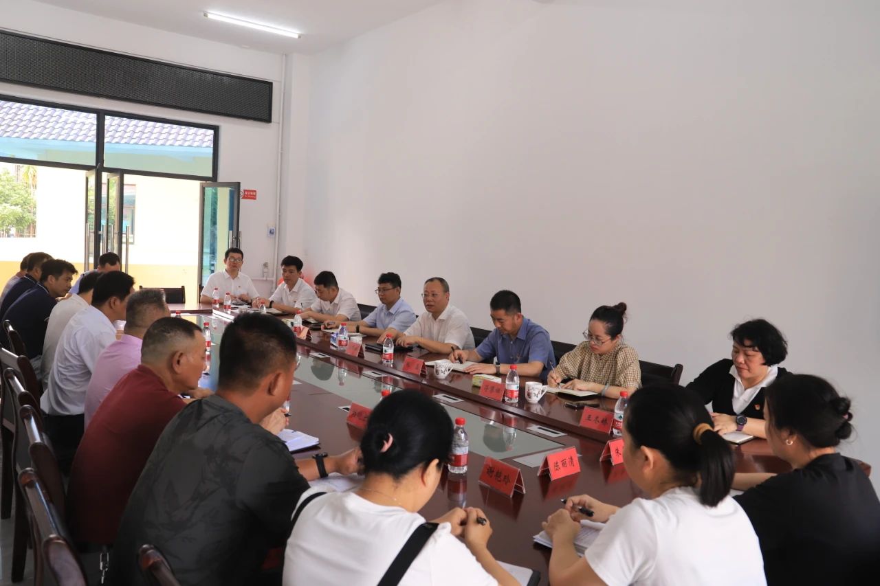 海南省定安县委书记刘峰松到翰林镇中瑞居调研民族工作并走访少数民族