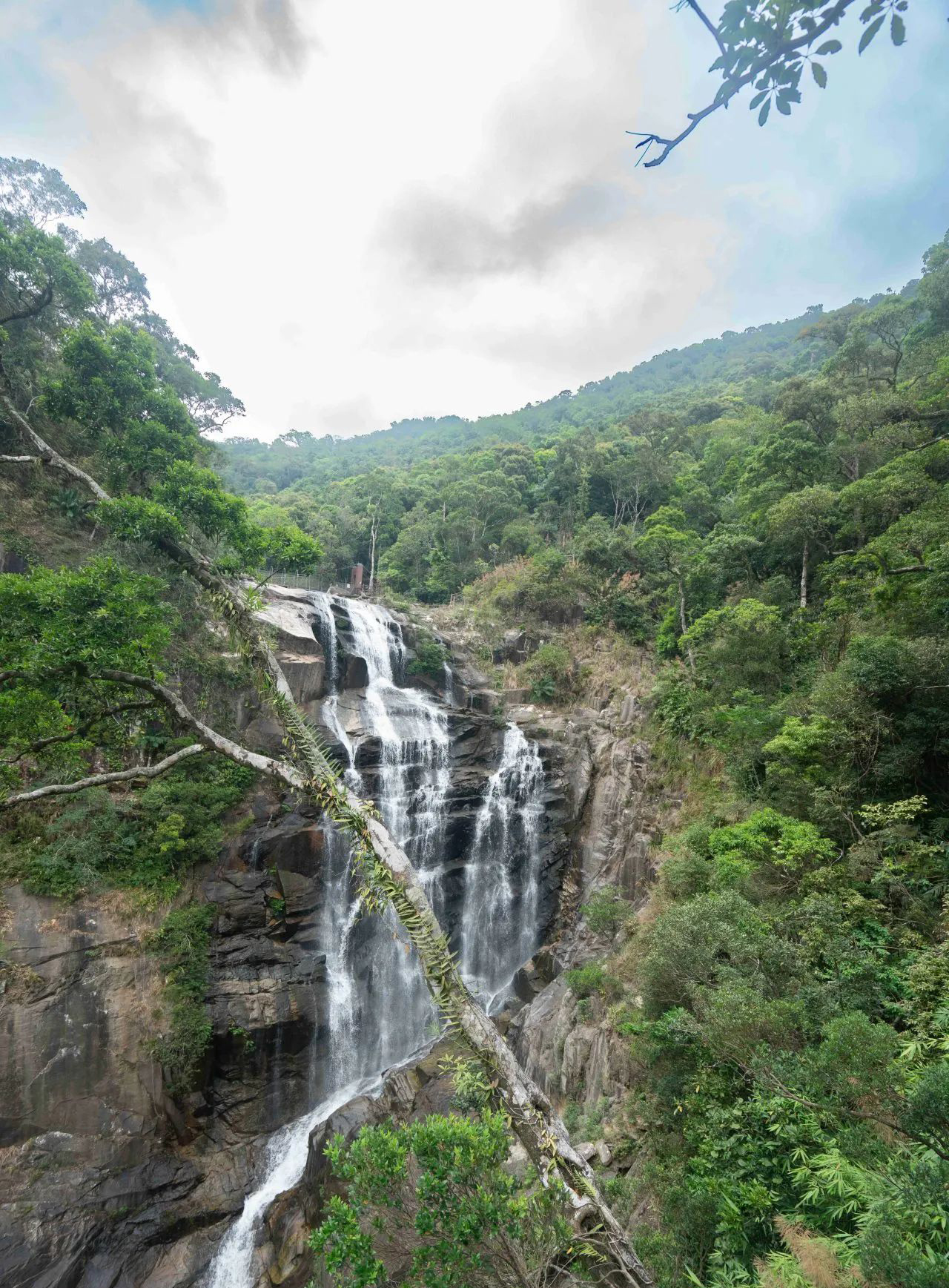 枫果山瀑布群远山如黛,近水含烟,吊罗山一步一景,景景动人,走进海南