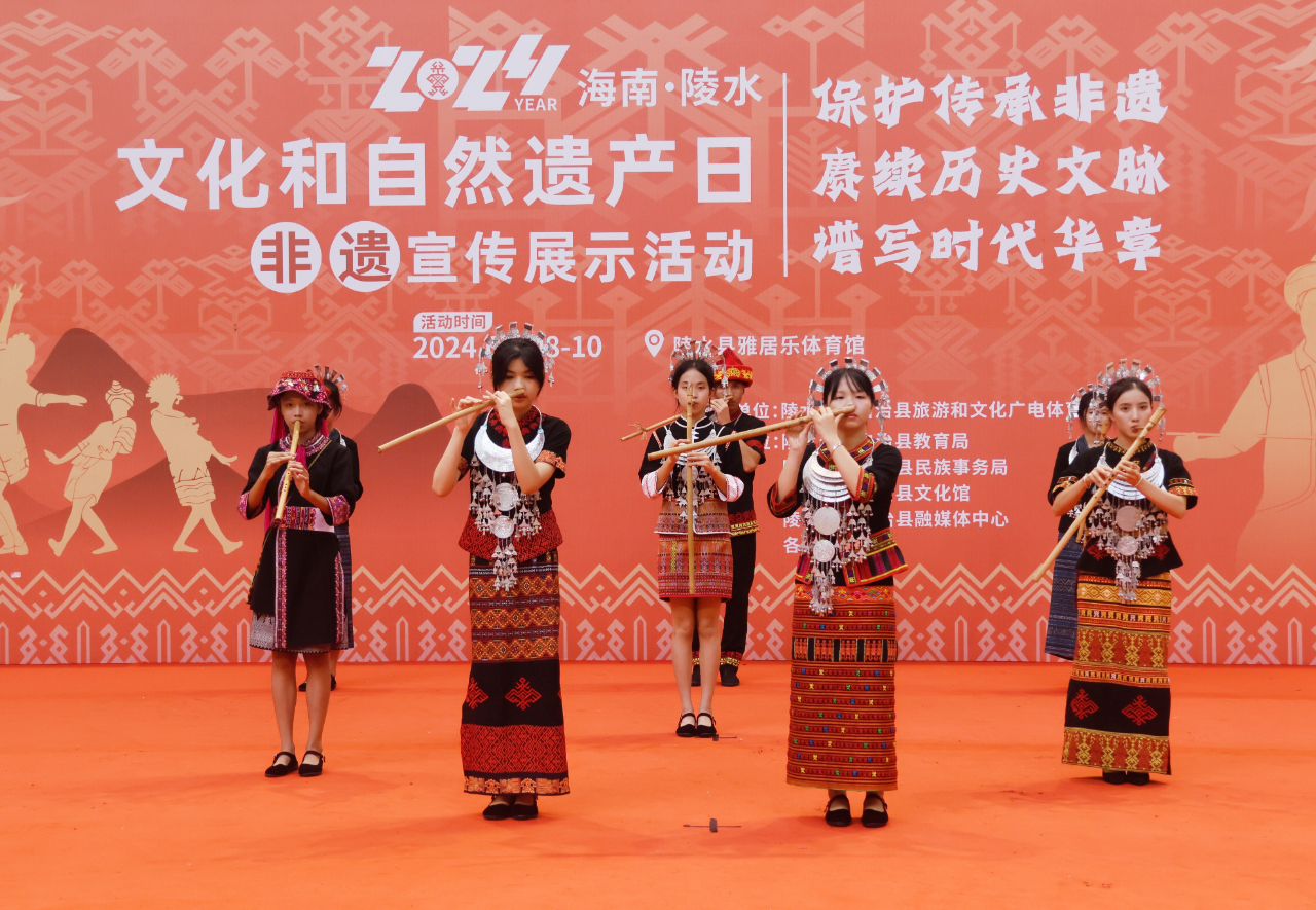 往来,聆听着吆喝声,品尝着非遗美食,对非遗手工技艺的精妙赞叹不已