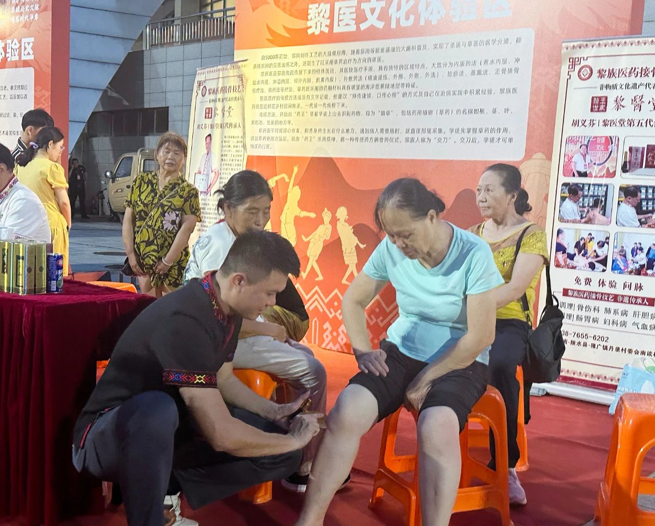 市民李先生说"今天动手体验了黎锦技艺,了解了黎锦的制作过程,这样的