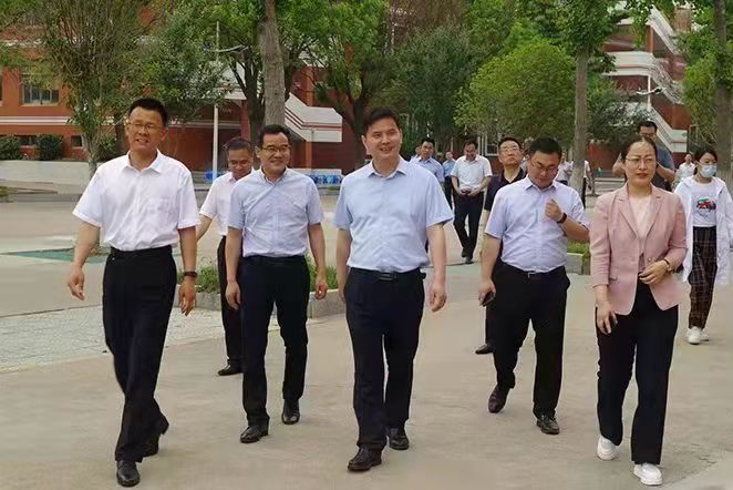 江苏东海县长张其兵在东海县高级中学督查高考保障工作