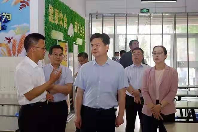 江苏东海县长张其兵在东海县高级中学督查高考保障工作