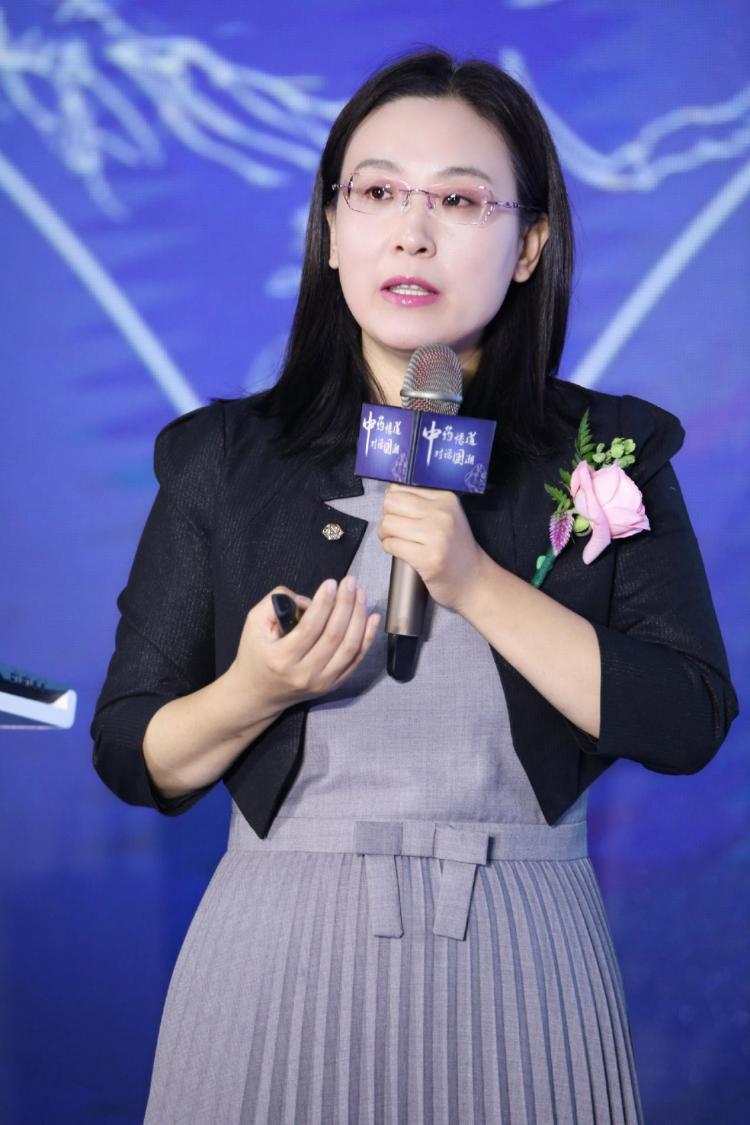 中国化妆品研发第一人李慧良则根据自己几十年的化妆