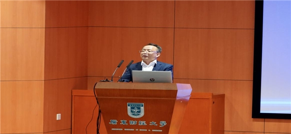 于海峰主持开幕式