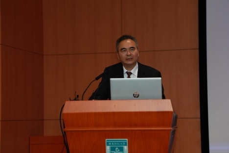 致辞结束后,广东财经大学校领导分别为何宪,李朴民颁发名誉教授聘书