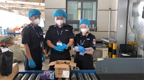除此之外,在航空货物邮件安检中,首都机场安保公司严格落实各项安全