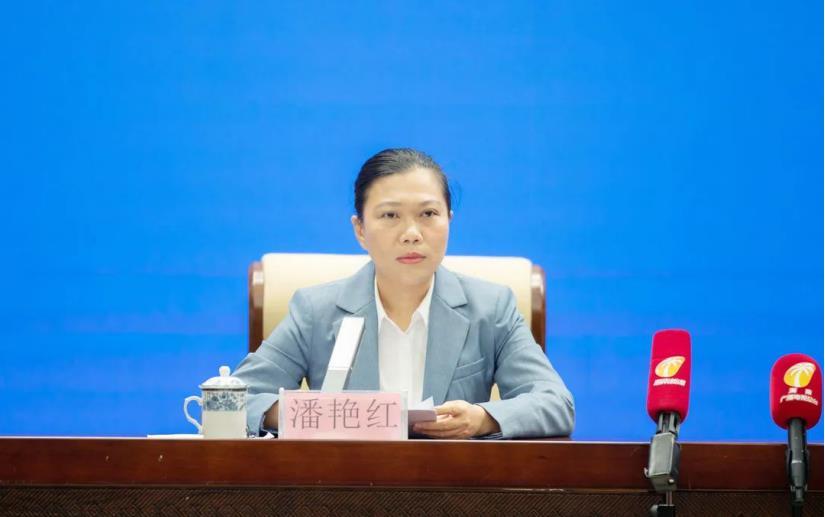 琼海市委常委,副市长潘艳红中共琼海市委常委,副市长潘艳红出席新闻