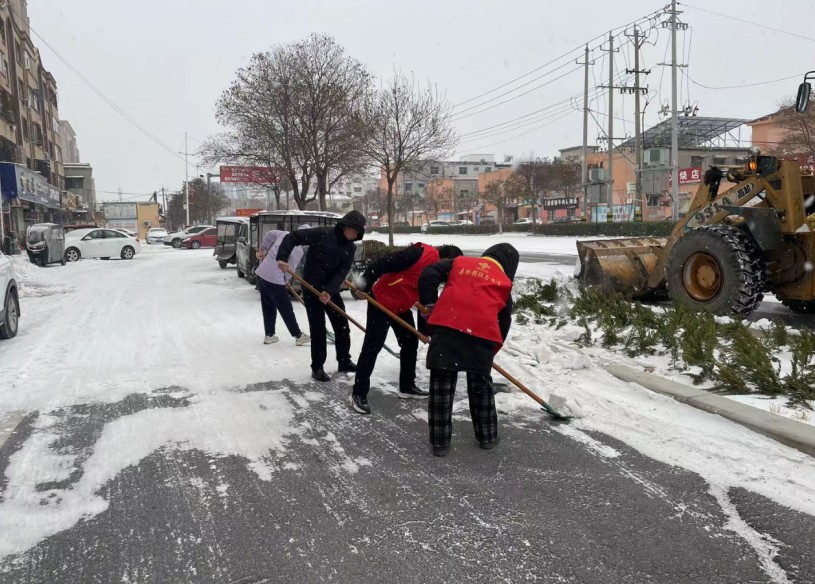 以雪为令彰显担当河南延津县供销社开展扫雪除冰活动