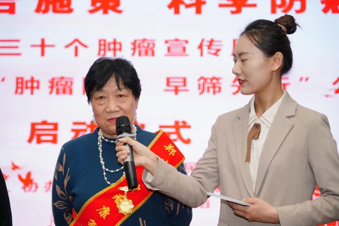 启动仪式上,还邀请郑州市肿瘤康复协会抗癌明星代表武金梅老师为大家