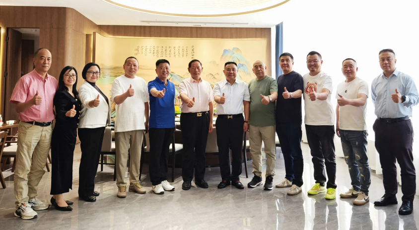 郑州市餐饮与饭店行业协会会长邓胜利,党支部书记李保军,副会长王硕