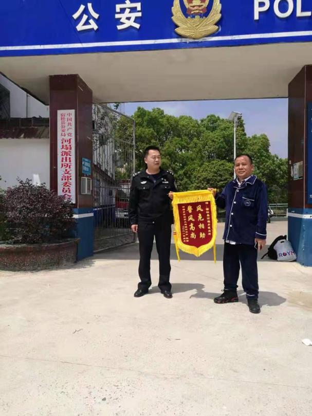 宿松公安警车开道 为受伤群众开辟生命通道