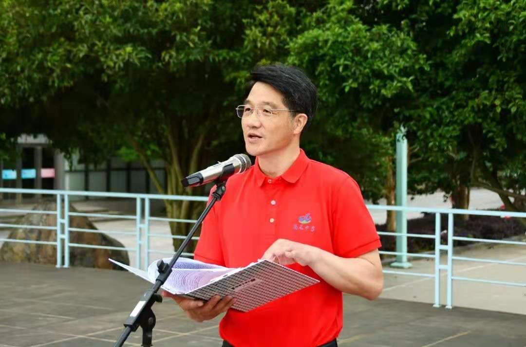 高风中学家校携手助威学生迎中考