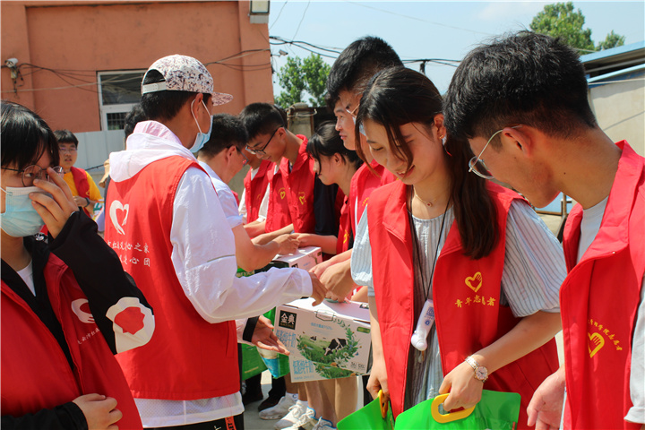 连云港爱心志愿者帮扶300余名留守儿童