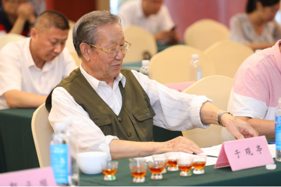 "茶馆办"培训部副部长张富生讲解了此次泡茶评选的评审内容,评审方法