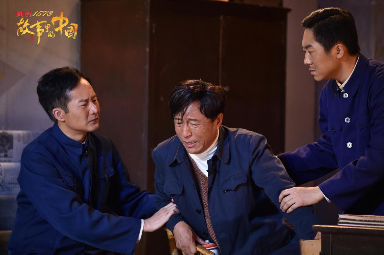 节目组邀请电视剧《焦裕禄》的扮演者王洛勇,用舞台的形式创新讲述