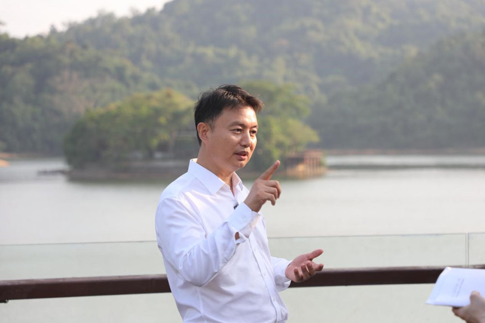 海南省保亭县委书记穆克瑞接受中央媒体采访介绍保亭健康产业发展路径