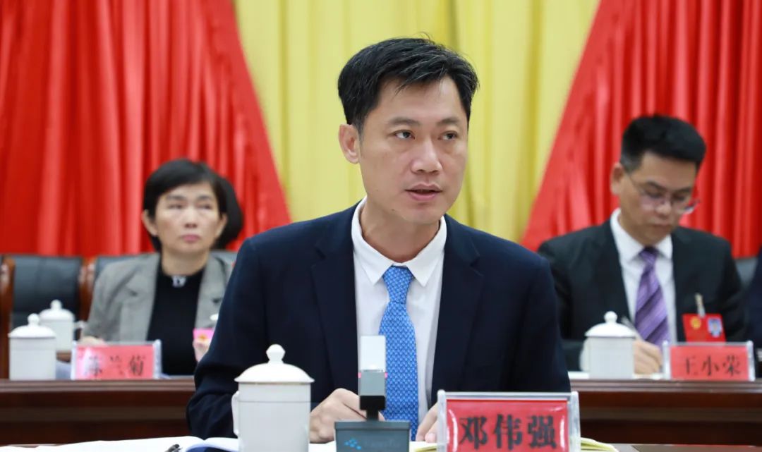 白沙县委书记邓伟强主持召开扩大会议传达学习海南省两会精神